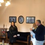 Özlem Tokaslan Instagram - Tiyatro sanatçısı ve oyuncu Özlem Tokaslan İTK Uşakizade Köşkü'nü ziyaret etti. Ziyareti sırasında İTK konukseverliği ile ağırlanan ünlü sanatçı, tarih içerisinde keyifli bir yolculuk yaptı. Bedia Muvahhit'in Gazi Paşa ile tanıştığı ve sahneye çıkma ilhamını aldığı oda'da duygu dolu anlar yaşayan sanatçı, bu değerli mirasın korunmasında ve gelecek kuşaklara aktarılmasında emeği geçen İzmir Özel Türk Kolejine teşekkürlerini sundu. @ulkusuu @baharerginfaat @bahar_ergin_faat @yesimtas2202 @ozelturkkoleji @itkmezundernegi @c_n_gurel