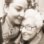 Özlem Tokaslan Instagram - Annem; İmbattır, yasemindir, hanımelidir… İzmirdir benim annem… Yaşamanın tadını çıkarmayı, haksızlık gördüğüm zaman delirmeyi, yoklukta da, varlıkta da ayakta kalmayı, yuvayı bereketli ve şen kılmayı, komşuluğu, düğme dikmeyi, dikişi, nakışı, adabı, olduğum gibi görünmeyi, göründüğüm gibi olmayı, Atatürkçü bir cumhuriyet kadını olmayı annemden öğrendim ben! Merhameti, en kötü ve zor durumda bile mücadeleyi, aşkı ve savaşı; ben İzmir olmayı annemden öğrendim. İyi ki senin kızın oldum anneciğim. İyi ki… Seni deliler gibi seviyorum… Canım annem yolun açık olsun…
