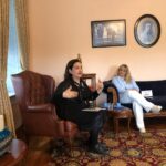Özlem Tokaslan Instagram - Tiyatro sanatçısı ve oyuncu Özlem Tokaslan İTK Uşakizade Köşkü'nü ziyaret etti. Ziyareti sırasında İTK konukseverliği ile ağırlanan ünlü sanatçı, tarih içerisinde keyifli bir yolculuk yaptı. Bedia Muvahhit'in Gazi Paşa ile tanıştığı ve sahneye çıkma ilhamını aldığı oda'da duygu dolu anlar yaşayan sanatçı, bu değerli mirasın korunmasında ve gelecek kuşaklara aktarılmasında emeği geçen İzmir Özel Türk Kolejine teşekkürlerini sundu. @ulkusuu @baharerginfaat @bahar_ergin_faat @yesimtas2202 @ozelturkkoleji @itkmezundernegi @c_n_gurel