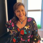 Özlem Tokaslan Instagram - Kulisi ve sahneyi özlemenin tarifini yapmak güç iştir.Kalbi boğan bir hasrete tutulmak gibi.”AT” oyunumuzun ve tiyatromuzun sahne aldığı ilk gün oyuncu değil, kulisin yönetmen olarak bile misafiri olmak böyle gülümsetiyor ve bu heyecana ortak olan tarihimin en güzel yol arkadaşlarından @z_eyn_ep MATARACIII fotoğraflıyor.Ağzım kulaklarımda, yüreğim ağzımda.Çocuklarla başlamak, kuklayla anlatmak, şahane bir ekiple yola çıkmak gibi nice mutluluk var işin içinde.Bir de sınıf arkadaşım seyirci koltuğunda.Canım @t.tolgaevren hiç yalnız bırakır mı?İyi ki bu mesleğin eğitimini almak ve yapabilmek için direndim.Bu hayalperest ruh başka bir kalıba sığmazdı.Şükür.Oyunumuza, tiyatromuza, bizi destekleyen dostlarımıza şükran ve maşallah Yakında prova başlar ve sahneye çıkacağım ilk büyük oyununun provaları başlar.Kalp ağrısı devam.🙏🏻🥰♥️🌹🍀🍀🍀🦋 @sahnebazende @ozlemtokaslan #yaşasınsanat #prömiyer #tiyatro #kukla #kuklatiyatrosu #puppet #festival #insan #sevgi #love #özlemtokaslan #sahnebazende #at #oyun #izmir #istanbul #ankara