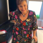 Özlem Tokaslan Instagram - Kulisi ve sahneyi özlemenin tarifini yapmak güç iştir.Kalbi boğan bir hasrete tutulmak gibi.”AT” oyunumuzun ve tiyatromuzun sahne aldığı ilk gün oyuncu değil, kulisin yönetmen olarak bile misafiri olmak böyle gülümsetiyor ve bu heyecana ortak olan tarihimin en güzel yol arkadaşlarından @z_eyn_ep MATARACIII fotoğraflıyor.Ağzım kulaklarımda, yüreğim ağzımda.Çocuklarla başlamak, kuklayla anlatmak, şahane bir ekiple yola çıkmak gibi nice mutluluk var işin içinde.Bir de sınıf arkadaşım seyirci koltuğunda.Canım @t.tolgaevren hiç yalnız bırakır mı?İyi ki bu mesleğin eğitimini almak ve yapabilmek için direndim.Bu hayalperest ruh başka bir kalıba sığmazdı.Şükür.Oyunumuza, tiyatromuza, bizi destekleyen dostlarımıza şükran ve maşallah Yakında prova başlar ve sahneye çıkacağım ilk büyük oyununun provaları başlar.Kalp ağrısı devam.🙏🏻🥰♥️🌹🍀🍀🍀🦋 @sahnebazende @ozlemtokaslan #yaşasınsanat #prömiyer #tiyatro #kukla #kuklatiyatrosu #puppet #festival #insan #sevgi #love #özlemtokaslan #sahnebazende #at #oyun #izmir #istanbul #ankara
