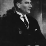 Özlem Tokaslan Instagram - Öğrettiklerinle , sevginle ayakta ve izindeyiz.. Sonsuz… #10kasım #mustafakemalatatürk
