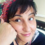 Özlem Tokaslan Instagram - Sabrı,saygıyı, sevgiyi elden bırakmamaya çalışıyoruz ama kimse de sonsuz değil... Konservatuvarda bir hocamız “evet, fakat” kalıbıyla yaklaşılırsa iletişimin verimli bir sonuca ve üretime ulaşacağını söylemişti. Evet.Öyle sevgili hocam.Fakat, işte🧐Başımdaki Rize bezi de haklı öfkeyi ve sabrın sonsuz olmadığını, kesintisiz gök gürültüsü ve yağmuru simgeliyor efenim.♥️🥰 #rize #yağmur #şimşek #gökgürültüsü #izmir #yuva #oyun #hayat #karya #kaşmir #sevgi #saygı @isikceviz