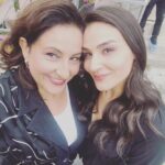 Özlem Tokaslan Instagram - Seninle çalışmak ilaç gibi geldi @asenagirisken Maşallah demek en doğrusu.Seni seviyorum..Öyle bir karşılaşma ki hakikaten sihir gibi”🌹♥️ #aldatmakdizi #sethalleri #kardeş #canım #aktris #yeşim&ilknur