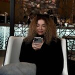 Üzel Kərimova Instagram - Bilirəm.. birgün özümü, özümə elədiyim haqsızlılar səbəbi ilə bağışlamayacam. Necə qıya bilmişəm özümə?! Necə tutduğum əllərimi buraxmışam?! Necə büdrəməyimə icazə vermişəm?! Qəlbim necə qırıla bilib?! Kim olub onu qıran?! Mənim üçün kim olub axı?! Özümü niyə hərkəsdən daha az sevmişəm?! Niyə özümə şans vermək yerinə, başqa həyatları dəyərləndirmişəm?! Nə olub məni kor edən?! Özümə niyə kar olmuşam?! Səssiz qışqırıqlarımı niyə eşitməmişəm?! Niyə keyimişəm?! Ruhu sevgi ilə bəslənən qadın idim mən, nəyə təslim olmuşam?! Ən əsası.. ən əsası isə niyə bu qədər gec oyanmışam?! Bəlkə də, hələ heç oyanmamışam !