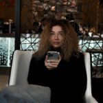 Üzel Kərimova Instagram - Bilirəm.. birgün özümü, özümə elədiyim haqsızlılar səbəbi ilə bağışlamayacam. Necə qıya bilmişəm özümə?! Necə tutduğum əllərimi buraxmışam?! Necə büdrəməyimə icazə vermişəm?! Qəlbim necə qırıla bilib?! Kim olub onu qıran?! Mənim üçün kim olub axı?! Özümü niyə hərkəsdən daha az sevmişəm?! Niyə özümə şans vermək yerinə, başqa həyatları dəyərləndirmişəm?! Nə olub məni kor edən?! Özümə niyə kar olmuşam?! Səssiz qışqırıqlarımı niyə eşitməmişəm?! Niyə keyimişəm?! Ruhu sevgi ilə bəslənən qadın idim mən, nəyə təslim olmuşam?! Ən əsası.. ən əsası isə niyə bu qədər gec oyanmışam?! Bəlkə də, hələ heç oyanmamışam !