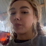 Üzel Kərimova Instagram - Honey’lə ilk uzun yol səfərimiz :) Darıxmışdım, yerində bişən qutab, qəndlə içilən samovar çayı üçün 🫠