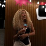Üzel Kərimova Instagram - Əhvalsız idim bu vaxtlar. Xoş olmayan bir ehtimalla, o ehtimalın olmaması arasında bir hiss yaşayırdım. Dondurma sevmirəm, o gün ən sevdiyim bir şey kimi aldım onu. Bu şəkillərdən əvvəlki hissələrdə çox gülmürəm, amma bunlar başqa idi. Çünkü sevdiyimiz və bizə dəyər verən dostların ömrümüzdə yeri başqa olur. Ula “gül” dedi, çəkəndə şəkili. “Yaxşı gülməsən çəkməyəcəm, bugün çox gözəl görünürsən” dedi :) Bir həftə əvvəl o ehtimal yaxşı çıxdı, pis olan hər şey həyatımızdan gəlib keçir, bizə yenə yaxşı insanlar, yaxşı xatirələr qalır. Etiraf etməliyəm, yay üçün darıxıram, xüsusilə bu ay gələndə. Çox sağol 🤍 @ula.sharbatova