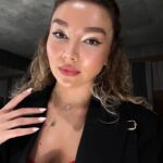 Üzel Kərimova Instagram - Biz uşaq olanda, bayram, yadların bir birini xatırlaması, ‘yadımdasan’ deməsi kimi bir şey idi.. Mən elə xatırlayıram. Çünkü doğmalar hər zaman bir birinin ətrafında olurdular. Hədiyyələr üçün çox da xüsusi günə ehtiyac olmurdu. “Bunu sənin üçün almışam” hələ də doğmalarımın səsindən canlandıra bilirəm xəyalımda. Yeri, tarixi gələndə hiss edirsən nə qədər çox xatirə topladığını. Bugün hiss elədim nə qədər yadın doğma, nə qədər doğmanın zamanla yaddan da yad olduğunu. Həyat tam da hər birimizin bildiyi bir mahnının sözləri kimidir… Əslində bu bir təşəkkür yazısıdır :) Dünən günümü gözəlləşdirən hər kəsə təşəkkür edirəm. Hər günümü gözəlləşdirən doğmalara da. Yaxşı ki, siz 🤍 Tək günümüz deyil, hər günümüz mübarək 💕 :)