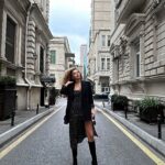 Üzel Kərimova Instagram - ..çünkü ben neysem ya da değilsem, yeterliyim. Başka bir şey olmak istemiyorum. … Şimdi bir mucizeyim çünkü öyle değilsem de, öyleyim …deyirdi kitabda #osho