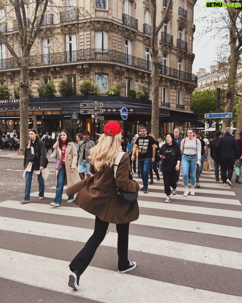 İdil Sivritepe Instagram - Find the red hat ! Part 2 ❤️ #parissienne