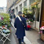 İdil Sivritepe Instagram – Bu sene çok çiçek yapmış baksanıza. Bir sürü insan bana çiçek almış, vazom hep dolu kalmış ve bu sabah orkidem yeni gonca vermiş. Sanırım her şey pek yolunda 🪻 bir tek yakamdaki gelincik iğneyi kaybettim. Onu da Paris’e gidecek bir arkadaşım hatta CANIM ARKADAŞIM @andacp (artık almak zorundasın baskıladım sjdjdj) bana alıp gelecek bir tane 🐝 sonda canım partnerim Olgu ile viral olan!?!? videomu paylaşma cesareti gösterdim. Mazur görün 🤍