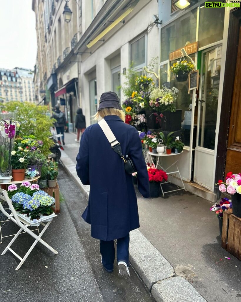 İdil Sivritepe Instagram - Bu sene çok çiçek yapmış baksanıza. Bir sürü insan bana çiçek almış, vazom hep dolu kalmış ve bu sabah orkidem yeni gonca vermiş. Sanırım her şey pek yolunda 🪻 bir tek yakamdaki gelincik iğneyi kaybettim. Onu da Paris’e gidecek bir arkadaşım hatta CANIM ARKADAŞIM @andacp (artık almak zorundasın baskıladım sjdjdj) bana alıp gelecek bir tane 🐝 sonda canım partnerim Olgu ile viral olan!?!? videomu paylaşma cesareti gösterdim. Mazur görün 🤍