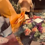 İdil Sivritepe Instagram – Bu sene çok çiçek yapmış baksanıza. Bir sürü insan bana çiçek almış, vazom hep dolu kalmış ve bu sabah orkidem yeni gonca vermiş. Sanırım her şey pek yolunda 🪻 bir tek yakamdaki gelincik iğneyi kaybettim. Onu da Paris’e gidecek bir arkadaşım hatta CANIM ARKADAŞIM @andacp (artık almak zorundasın baskıladım sjdjdj) bana alıp gelecek bir tane 🐝 sonda canım partnerim Olgu ile viral olan!?!? videomu paylaşma cesareti gösterdim. Mazur görün 🤍