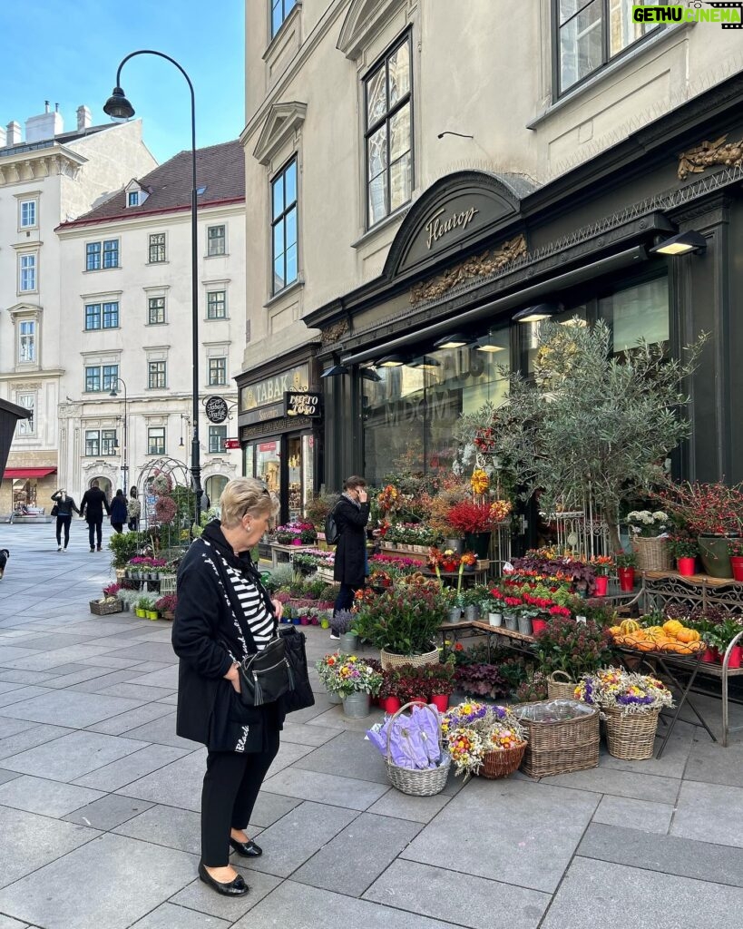 İdil Sivritepe Instagram - Bu sene çok çiçek yapmış baksanıza. Bir sürü insan bana çiçek almış, vazom hep dolu kalmış ve bu sabah orkidem yeni gonca vermiş. Sanırım her şey pek yolunda 🪻 bir tek yakamdaki gelincik iğneyi kaybettim. Onu da Paris’e gidecek bir arkadaşım hatta CANIM ARKADAŞIM @andacp (artık almak zorundasın baskıladım sjdjdj) bana alıp gelecek bir tane 🐝 sonda canım partnerim Olgu ile viral olan!?!? videomu paylaşma cesareti gösterdim. Mazur görün 🤍