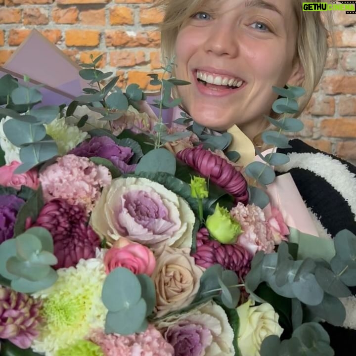 İdil Sivritepe Instagram - Bu sene çok çiçek yapmış baksanıza. Bir sürü insan bana çiçek almış, vazom hep dolu kalmış ve bu sabah orkidem yeni gonca vermiş. Sanırım her şey pek yolunda 🪻 bir tek yakamdaki gelincik iğneyi kaybettim. Onu da Paris’e gidecek bir arkadaşım hatta CANIM ARKADAŞIM @andacp (artık almak zorundasın baskıladım sjdjdj) bana alıp gelecek bir tane 🐝 sonda canım partnerim Olgu ile viral olan!?!? videomu paylaşma cesareti gösterdim. Mazur görün 🤍