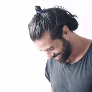 İpek Bilgin Instagram - #birinipencerekenarinacicekkoyacakkadarsevmeklazim 
Kemal Hamamcıoğlu’nun yeni kitabı çıktı... @kemalhmmcglu