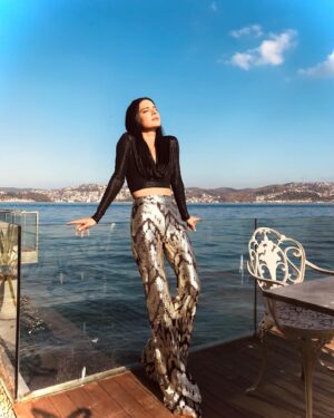 Şafak Pekdemir Instagram - #yokbeoğlumnepozubenhepbutarz Rahat rahat poz verebilenlerden misiniz? Misal benim için insansız hava sahası lazım yoksa biraz geriliyorum,sanmıyorum ama belki biraz da utanıyorum😂