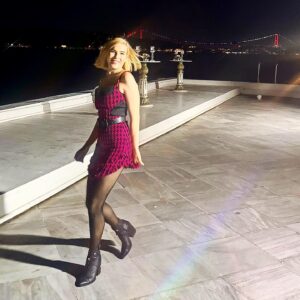 Şebnem Dönmez Instagram - 🐾🐾🐾🐾🐾🐾🐾🐾

Styling @yusufcandirik 
Dress @basaklaoffical @seebe.istanbul
Necklace: @thechariteslondon
Bracelet @matchabyduygu
Shoes @giuesppezanotti