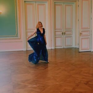 Şebnem Dönmez Instagram - Bugün sonuç ne olursa olsun, hayat sevincimiz hiç solmasın. Bu minnacık belki bir kum tanesinden de küçük gezegende büyük bir dansın parçasıyız. Bazen kenarda oturup hiç hareket etmeyerek, bazen dans pistinde devinerek, her daim o dansın içindeyiz.
Bu dansın adı:
Karanlığın ve ışığın dansı. 
Ve o kalbimizin ritminde başlıyor.
Zerrelerimizde varolan gölgelerin ve ışıkların dansı. Bunun farkına varmak ve ikisini de onurlandırabilmektir ‘kendini aşmak’ denen şey.
Bir şeyler bizim başımıza gelmiyor, bir şeyler bizim için oluyor. 
Bugün sonuç ne olursa olsun gölgelerinin farkında olan ve yüzünü büyük bir yaşam inadıyla hep ışığa döndürenlerin, kalp kalbe yürüyüşünü, el ele oluşunu yaşamaya, deneyimlemeye , hissetmeye devam edeceğiz.

sonuç ne olursa olsun. 

Özgür ruhlar, çizgilerin dışına taşanlar, güzel kalpli insanlar, yol gösteren atalar, asi ruhlar ve muhteşem kadınlarla dolu  bu güzel ülkede yaşadığım gerçeğini hiç bir şey değiştirmiyecek.