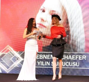 Şebnem Schäfer Instagram - "Yılın Sunucusu" 
@kktcaltincarettaodulleri 💜 🐢
@sayginkurt 🙏