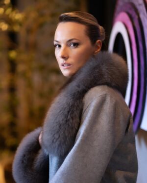 Şebnem Schäfer Instagram - 📸 @tuncertuncofficial 
Hair-makeup @onurmarangoz 
Styling @gozde_hilall 
Coat @berkandesign 
Location @onetableistanbul