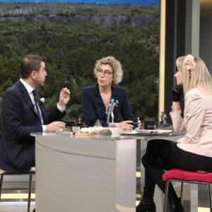Şebnem Schäfer Instagram - Bu Cumartesi saat 16:45 te @yasamvemaden @bloomberghttv 
📸@tuncertuncofficial
@imib_ins @rustem.cetinkaya.rc @dyt.denizsafak @cevretv @incikaraman71 @cimcimemedya @ymgv1986