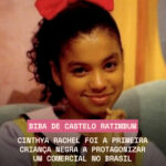 Cíntia Raquel Instagram - Pioneirismo e protagonismo. Duas palavras que podem descrever a carreira da atriz, apresentadora, jornalista, escritora, dubladora e influencer digital Cinthya Rachel. Embora seja mais lembrada pelo público pela série infantil 'Castelo Rá-Tim-Bum', exibida pela TV Cultura nos anos 90, sua importância vai bem além dos portões do castelo mágico. Em 1987, ela foi a primeira criança negra a estrelar um comercial de TV. O sucesso da publicidade abriu portas não só para a extrovertida menina de apenas sete anos, mas para a representatividade numa época carente de referências negras na cultura de modo geral. ➡️ Leia a entrevista completa em uol.com.br/ecoa #UOL #EcoaUOL #CasteloRatimbum #Biba #CinthyaRachel #Representatividade #Cultura