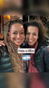 Cíntia Raquel Instagram - Fora do castelo e do orfanato, elas saem para jantar na segunda, tomam vinho e fofocam mucho!!! E quem cresceu com a gente, comenta aqui!!!💛 #representatividade #Chiquititas #CasteloRaTimBum #Pata #Biba #anos90 #infancia