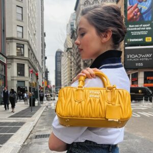 Cailee Spaeny Instagram - NYC with my #MiuArcadie 💛🗽

@miumiu
#miumiu