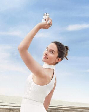 Cailee Spaeny Instagram - Join me behind the scenes and discover Omnia Crystalline. 🤍
This luminous floral woody Eau de Toilette evokes the purity and clarity of crystal. 
#Bulgari #BulgariPerfume #BulgariOmnia #RevealYourLight
