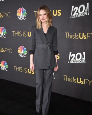 Caitlin Thompson Instagram - Left the house last night to celebrate the #thisisus season finale. Felt good.

Stylist: @samanthamcmillen_stylist 
Hair: @bykileyfitz 
Makeup: @dendoll 
Suit: @theory__ 
Jewels: @grazielagems