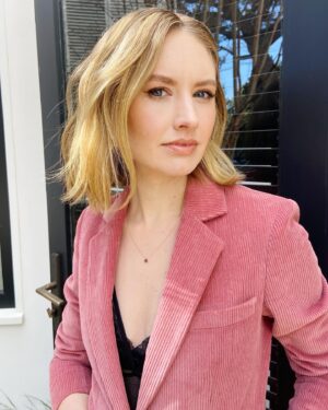 Caitlin Thompson Instagram - Yesterday’s look for the 100th ep celebration of @nbcthisisus. Thank you to this dream team!
@samanthamcmillen_stylist @dendoll @bykileyfitz