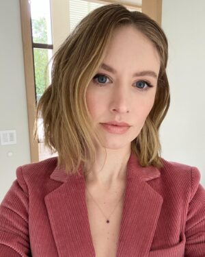 Caitlin Thompson Instagram - Yesterday’s look for the 100th ep celebration of @nbcthisisus. Thank you to this dream team!
@samanthamcmillen_stylist @dendoll @bykileyfitz