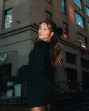 Caitlin Carmichael Instagram - 🖤🎀