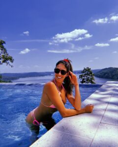 Caitlin Dechelle Instagram - don’t forget to wear your sunscreen 🧴