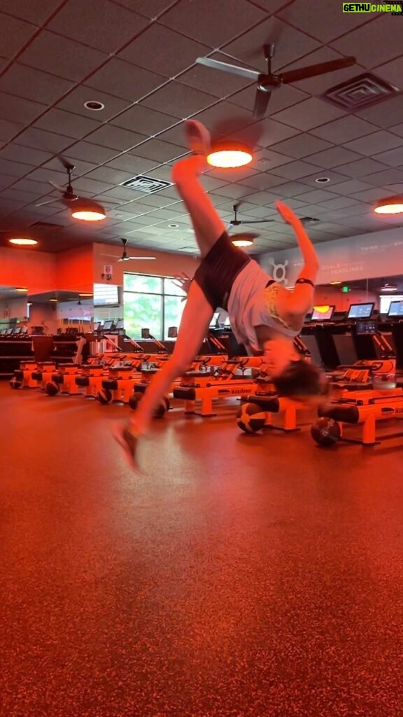 Caitlin Dechelle Instagram - post workout flip check 🪽