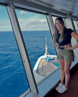 Caitlin Dechelle Instagram - POV: bridge tour from the sky princess 🚢