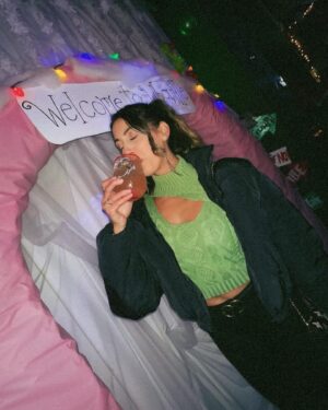 Caitlin Dechelle Instagram - are you on the naughty or nice list? 📋🎄✨❣️