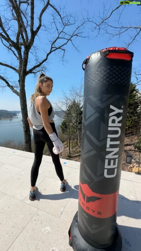 Caitlin Dechelle Instagram - TRY THIS COMBO 👊🏻⭐️ Love these new Strive Washable Boxing Gloves! Currently on sale so go grab a pair. Use my code CAT10 for 10% off 🛒 @centurymartialarts
