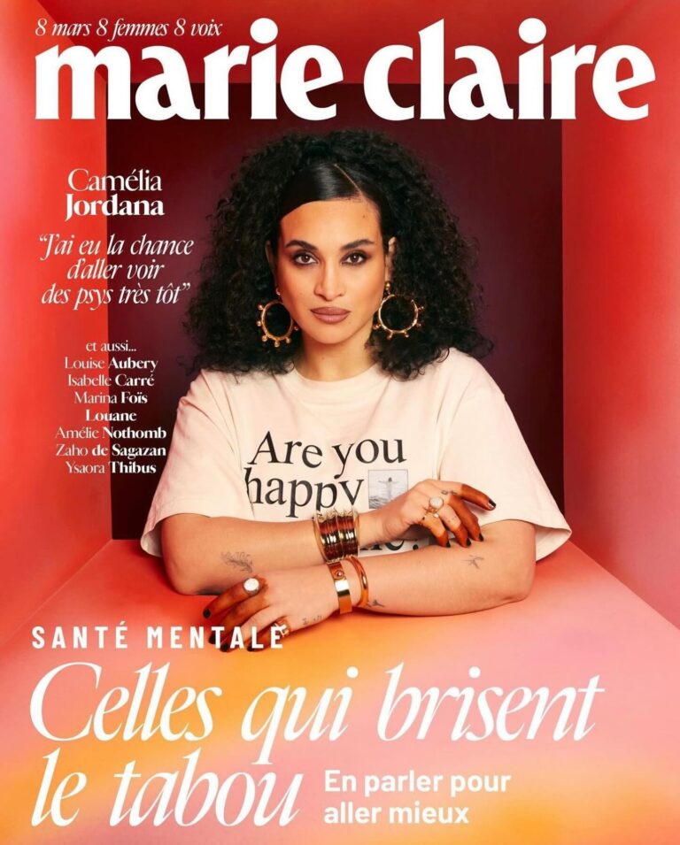 Camélia Jordana Instagram - Ma henna et moi, on a parlé santé mentale avec @marieclairefr à l’occasion de la journée de lutte pour les droits des femmes. L’interview est à retrouver quelque part. Je ne sais pas bien quel tabou j’ai brisé, mais je peux vous dire que je vois de mes yeux les choses avancer. Que le monde que j’habite évolue, malgré toute la violence qui subsiste, malgré la folie qui demeure, et malgré le manque de sens qui domine. Beaucoup de victoires triomphantes m’inspirent. Je ne parle pas des miennes mais de celles de nos luttes. Ces grands pas me donnent une force folle pour avancer, continuer de travailler dur pour voir ces petites comme ces plus grandes victoires jaillir et nous embarquer, déposer à nouveau l’espoir au creux de nos ventres. Parler à un prix. Nous le payons toutes. Mais le constat est là, malgré tout : On avance mesdames ! C’est très dur, mais on avance pour de vrai. Merci à toutes nos sœurs pour leur courage, leur force et les partages de leur chemins plein d’ombres. Merci pour leur paroles si précieuses. On vous croit. TOUTES. Merci à toutes celles qui se sont battues, qui se battent encore. Bienvenue à celles qui arrivent, et courage à celles sur le chemin. Je vous souhaite de voir chaque femme comme une sœur, non comme une ennemie. De la considérer comme une alliée, non comme une rivale. De sentir chacune d’entre nous comme un soutien, non comme un danger… De l’amour, de la force et du soutien, du vrai, à chacune de vous 🫂✊🏻