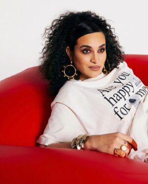 Camélia Jordana Instagram - Ma henna et moi, on a parlé santé mentale avec @marieclairefr à l’occasion de la journée de lutte pour les droits des femmes.

L’interview est à retrouver quelque part. 

Je ne sais pas bien quel tabou j’ai brisé, mais je peux vous dire que je vois de mes yeux les choses avancer. Que le monde que j’habite évolue, malgré toute la violence qui subsiste, malgré la folie qui demeure, et malgré le manque de sens qui domine. Beaucoup de victoires triomphantes m’inspirent. Je ne parle pas des miennes mais de celles de nos luttes. Ces grands pas me donnent une force folle pour avancer, continuer de travailler dur pour voir ces petites comme ces plus grandes victoires jaillir et nous embarquer, déposer à nouveau l’espoir au creux de nos ventres. Parler à un prix. Nous le payons toutes. Mais le constat est là, malgré tout : On avance mesdames ! C’est très dur, mais on avance pour de vrai.

Merci à toutes nos sœurs pour leur courage, leur force et les partages de leur chemins plein d’ombres. Merci pour leur paroles si précieuses. On vous croit. TOUTES. 

Merci à toutes celles qui se sont battues, qui se battent encore.
Bienvenue à celles qui arrivent, et courage à celles sur le chemin.

Je vous souhaite de voir chaque femme comme une sœur, non comme une ennemie. De la considérer comme une alliée, non comme une rivale. De sentir chacune d’entre nous comme un soutien, non comme un danger… 

De l’amour, de la force et du soutien, du vrai, à chacune de vous 🫂✊🏻