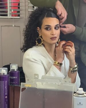 Camélia Jordana Instagram - Ma henna et moi, on a parlé santé mentale avec @marieclairefr à l’occasion de la journée de lutte pour les droits des femmes.

L’interview est à retrouver quelque part. 

Je ne sais pas bien quel tabou j’ai brisé, mais je peux vous dire que je vois de mes yeux les choses avancer. Que le monde que j’habite évolue, malgré toute la violence qui subsiste, malgré la folie qui demeure, et malgré le manque de sens qui domine. Beaucoup de victoires triomphantes m’inspirent. Je ne parle pas des miennes mais de celles de nos luttes. Ces grands pas me donnent une force folle pour avancer, continuer de travailler dur pour voir ces petites comme ces plus grandes victoires jaillir et nous embarquer, déposer à nouveau l’espoir au creux de nos ventres. Parler à un prix. Nous le payons toutes. Mais le constat est là, malgré tout : On avance mesdames ! C’est très dur, mais on avance pour de vrai.

Merci à toutes nos sœurs pour leur courage, leur force et les partages de leur chemins plein d’ombres. Merci pour leur paroles si précieuses. On vous croit. TOUTES. 

Merci à toutes celles qui se sont battues, qui se battent encore.
Bienvenue à celles qui arrivent, et courage à celles sur le chemin.

Je vous souhaite de voir chaque femme comme une sœur, non comme une ennemie. De la considérer comme une alliée, non comme une rivale. De sentir chacune d’entre nous comme un soutien, non comme un danger… 

De l’amour, de la force et du soutien, du vrai, à chacune de vous 🫂✊🏻