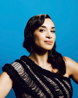 Camélia Jordana Instagram - J’ai bien conscience qu’il se passe des choses terribles. Elles me bouleversent et m’obsèdent pour tout vous dire. Mais la réalité de mon quotidien m’oblige à écrire ces quelques mots. 

Je pense que vous ne mesurez pas à quel point les industries dans lequelles les artistes évoluent ( cinéma, musique, mode & co ) sont difficiles. L’image qu’on nous renvoie de nous est souvent dure et violente. J’ai la chance d’en être depuis maintenant 15 ans et je m’étonne toujours des nouveautés que les gens me réservent. Des polémiques, au discrédit, en passant par le vol de mes créations et autre propriété intellectuelle, sans parler de racisme, de bodyshaming, et de tout ce qui s’en suit, rien n’est oublié…

Enfin, la route est encore longue, il y a encore énormément de travail pour qu’on nous lâche la grappe mais grâce au ciel, des gens formidables existent aussi, et ils et elles sont nombreux.ses ! 

Merci à toutes les personnes qui me soutiennent et m’encouragent, me donnent de bonnes forces pour continuer et rester focus sur la route, pour se concentrer sur le chemin et toujours traquer l’alignement précieux.

Je regarde arriver les années à venir et les projets en cours comme sur cette photo retrouvée, cliché de la magnifique @lesjouesrouges prise au @festivaldecannes en 2021 🩵