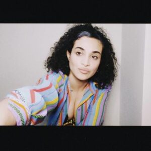 Camélia Jordana Instagram - Pour la première fois depuis plusieurs années, je suis face à moi-même. Et j’adore ça. Je suis concentrée sur mon bien être, je tente de m’isoler du monde, je ferme boutique, du moins en présentiel. Je lis, écris, compose, rêve, pense, fais du sport, vois les gens que j’aime, me laisse le temps de vivre pour être à nouveau inspirée. Et c’est complètement fou et instantané, parce que ça fonctionne. Le temps de respirer à nouveau, je me concentre sur le chaos pour en faire des choses. Le moche de l’humain, le dur, celui qui gratte, qui pique, qui fait honte, le cruel, le degueulasse. Je me concentre et essaye de l’accueillir pour le retourner, le terrasser, en faire de la bouillie et tenter de le transformer en une matière première de la création, de la beauté, du renouveau. Rentrer dedans, tout labourer et creuser encore, puis attendre. Recevoir l’exercice de patience comme une leçon, un rite de passage, papillons sur les yeux, henné au creux des paumes, et l’amour partout où c’est possible : autour, dessus, dessous, dedans. Le traquer, m’y accrocher de toutes forces et consommer la beauté humaine pour me rappeler son existence. Chanter, jouer, y croire, faire pause et y retourner encore et encore. Le retour à cette vie est salvateur. J’étais presque au bout. En fait, non. J’étais parfaitement au bout. Au bout de moi-même. Plus de sève, plus de jus, plus rien à brancher, pas de recharge possible, plus de ressource. Et d’un coup, le temps. 

Je vous souhaite le temps.

Je vous serre.