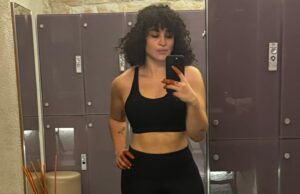 Camélia Jordana Instagram - Pour la première fois depuis plusieurs années, je suis face à moi-même. Et j’adore ça. Je suis concentrée sur mon bien être, je tente de m’isoler du monde, je ferme boutique, du moins en présentiel. Je lis, écris, compose, rêve, pense, fais du sport, vois les gens que j’aime, me laisse le temps de vivre pour être à nouveau inspirée. Et c’est complètement fou et instantané, parce que ça fonctionne. Le temps de respirer à nouveau, je me concentre sur le chaos pour en faire des choses. Le moche de l’humain, le dur, celui qui gratte, qui pique, qui fait honte, le cruel, le degueulasse. Je me concentre et essaye de l’accueillir pour le retourner, le terrasser, en faire de la bouillie et tenter de le transformer en une matière première de la création, de la beauté, du renouveau. Rentrer dedans, tout labourer et creuser encore, puis attendre. Recevoir l’exercice de patience comme une leçon, un rite de passage, papillons sur les yeux, henné au creux des paumes, et l’amour partout où c’est possible : autour, dessus, dessous, dedans. Le traquer, m’y accrocher de toutes forces et consommer la beauté humaine pour me rappeler son existence. Chanter, jouer, y croire, faire pause et y retourner encore et encore. Le retour à cette vie est salvateur. J’étais presque au bout. En fait, non. J’étais parfaitement au bout. Au bout de moi-même. Plus de sève, plus de jus, plus rien à brancher, pas de recharge possible, plus de ressource. Et d’un coup, le temps. 

Je vous souhaite le temps.

Je vous serre.
