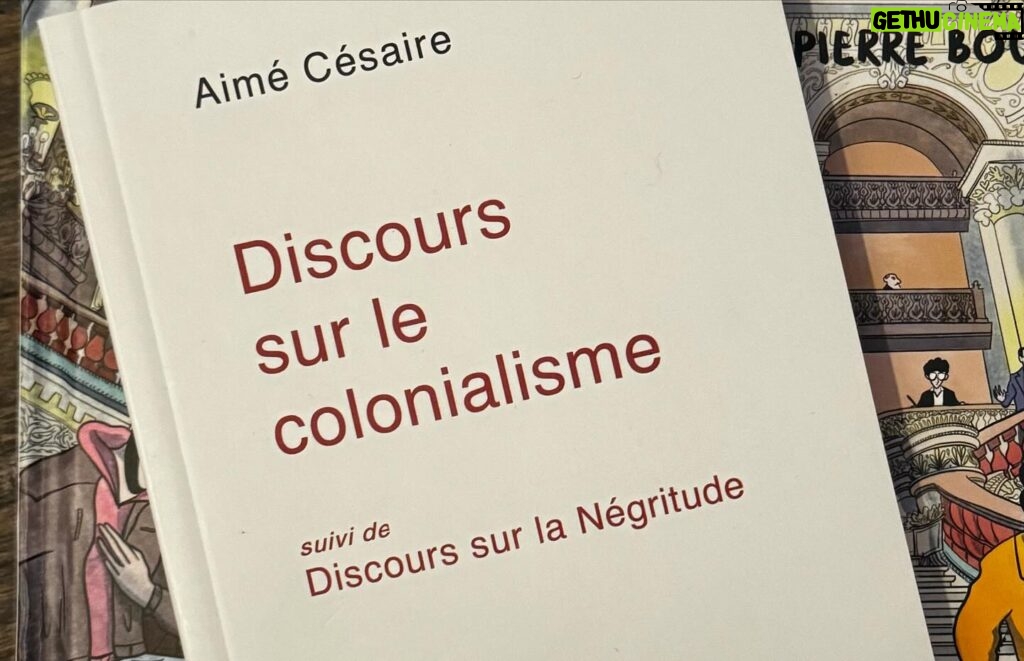 Camélia Jordana Instagram - Pour la première fois depuis plusieurs années, je suis face à moi-même. Et j’adore ça. Je suis concentrée sur mon bien être, je tente de m’isoler du monde, je ferme boutique, du moins en présentiel. Je lis, écris, compose, rêve, pense, fais du sport, vois les gens que j’aime, me laisse le temps de vivre pour être à nouveau inspirée. Et c’est complètement fou et instantané, parce que ça fonctionne. Le temps de respirer à nouveau, je me concentre sur le chaos pour en faire des choses. Le moche de l’humain, le dur, celui qui gratte, qui pique, qui fait honte, le cruel, le degueulasse. Je me concentre et essaye de l’accueillir pour le retourner, le terrasser, en faire de la bouillie et tenter de le transformer en une matière première de la création, de la beauté, du renouveau. Rentrer dedans, tout labourer et creuser encore, puis attendre. Recevoir l’exercice de patience comme une leçon, un rite de passage, papillons sur les yeux, henné au creux des paumes, et l’amour partout où c’est possible : autour, dessus, dessous, dedans. Le traquer, m’y accrocher de toutes forces et consommer la beauté humaine pour me rappeler son existence. Chanter, jouer, y croire, faire pause et y retourner encore et encore. Le retour à cette vie est salvateur. J’étais presque au bout. En fait, non. J’étais parfaitement au bout. Au bout de moi-même. Plus de sève, plus de jus, plus rien à brancher, pas de recharge possible, plus de ressource. Et d’un coup, le temps. Je vous souhaite le temps. Je vous serre.