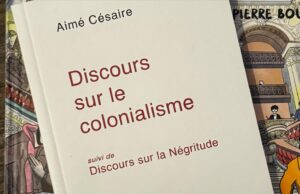 Camélia Jordana Instagram - Pour la première fois depuis plusieurs années, je suis face à moi-même. Et j’adore ça. Je suis concentrée sur mon bien être, je tente de m’isoler du monde, je ferme boutique, du moins en présentiel. Je lis, écris, compose, rêve, pense, fais du sport, vois les gens que j’aime, me laisse le temps de vivre pour être à nouveau inspirée. Et c’est complètement fou et instantané, parce que ça fonctionne. Le temps de respirer à nouveau, je me concentre sur le chaos pour en faire des choses. Le moche de l’humain, le dur, celui qui gratte, qui pique, qui fait honte, le cruel, le degueulasse. Je me concentre et essaye de l’accueillir pour le retourner, le terrasser, en faire de la bouillie et tenter de le transformer en une matière première de la création, de la beauté, du renouveau. Rentrer dedans, tout labourer et creuser encore, puis attendre. Recevoir l’exercice de patience comme une leçon, un rite de passage, papillons sur les yeux, henné au creux des paumes, et l’amour partout où c’est possible : autour, dessus, dessous, dedans. Le traquer, m’y accrocher de toutes forces et consommer la beauté humaine pour me rappeler son existence. Chanter, jouer, y croire, faire pause et y retourner encore et encore. Le retour à cette vie est salvateur. J’étais presque au bout. En fait, non. J’étais parfaitement au bout. Au bout de moi-même. Plus de sève, plus de jus, plus rien à brancher, pas de recharge possible, plus de ressource. Et d’un coup, le temps. 

Je vous souhaite le temps.

Je vous serre.