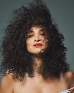 Camélia Jordana Instagram - Année 23 aussi trash que belle, aussi dure que grande, aussi douloureuse que généreuse, aussi flippante qu’inspirante. Merci à chacun.e pour votre soutien qui donne toujours plus de force, vous n’imaginez pas comme c’est précieux. Merci à toutes les personnes qui m’ont accompagnée dans mes nombreuses aventures cette année. 

J’espère que vous êtes bien là où vous êtes et que vous prenez soin de vous. 

Je nous souhaite bien du courage, de nous sentir bien vivant.e.s, d’accueillir ce qui nous traverse pour le transformer et transcender l’horreur. Qu’elle mute, que l’espoir triomphe, que l’humanité victorieuse renaisse pour gagner les cœurs. Que la peur détale, que décale la haine, et que les jambes lourdes du pouvoir s’effondrent pour que les chœurs des anges se fassent entendre partout.

New year’s Eve en prières calmes, en fin de cycle, en nettoyage, en alignement, en confirmation, en synchronicité, en cercles concentriques, en manifestation, en visualisation, en concentration, en création, en inspiration. 

Amour sur vous

CJ