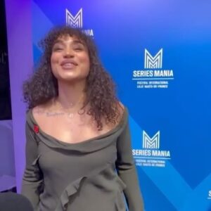 Camélia Jordana Instagram - Merci à toutes les magnifiques équipes de @seriesmania pour votre accueil et votre travail incroyable ! Cœur plein, tête remplie d’images magnifiques et de regards nouveaux et singuliers sur le monde. Ce festival est génial, j’ai pris une énorme vague de joie 🫶🏻 special thanks to l’ange @aitorbask 🫂❤️

Merci encore à @margauxbaralon d’avoir mené cette masterclass avec brio ! Merci aux équipes de l’ @ugc_lille_metropole de l’avoir si chaleureusement accueillie. Merci au public délicieux pour sa présence, c’était si bon de vous retrouver. Si vous voulez l’entendre, vous pouvez retrouver la masterclass sur YouTube.

Aussi, impossible de remettre la main sur le nom de l’autrice de l’acrostiche - qui m’a émue aux larmes - offert pendant la masterclass par une femme formidable. N’hésitez pas si vous l’avez, peut-être même, si c’est vous 🥹❤️

Et sinon : CESSEZ LE FEU, LIBÉREZ LES OTAGES, STOP KILLING INNONCENTS 

@laculturepouruncessezlefeu 🕊️